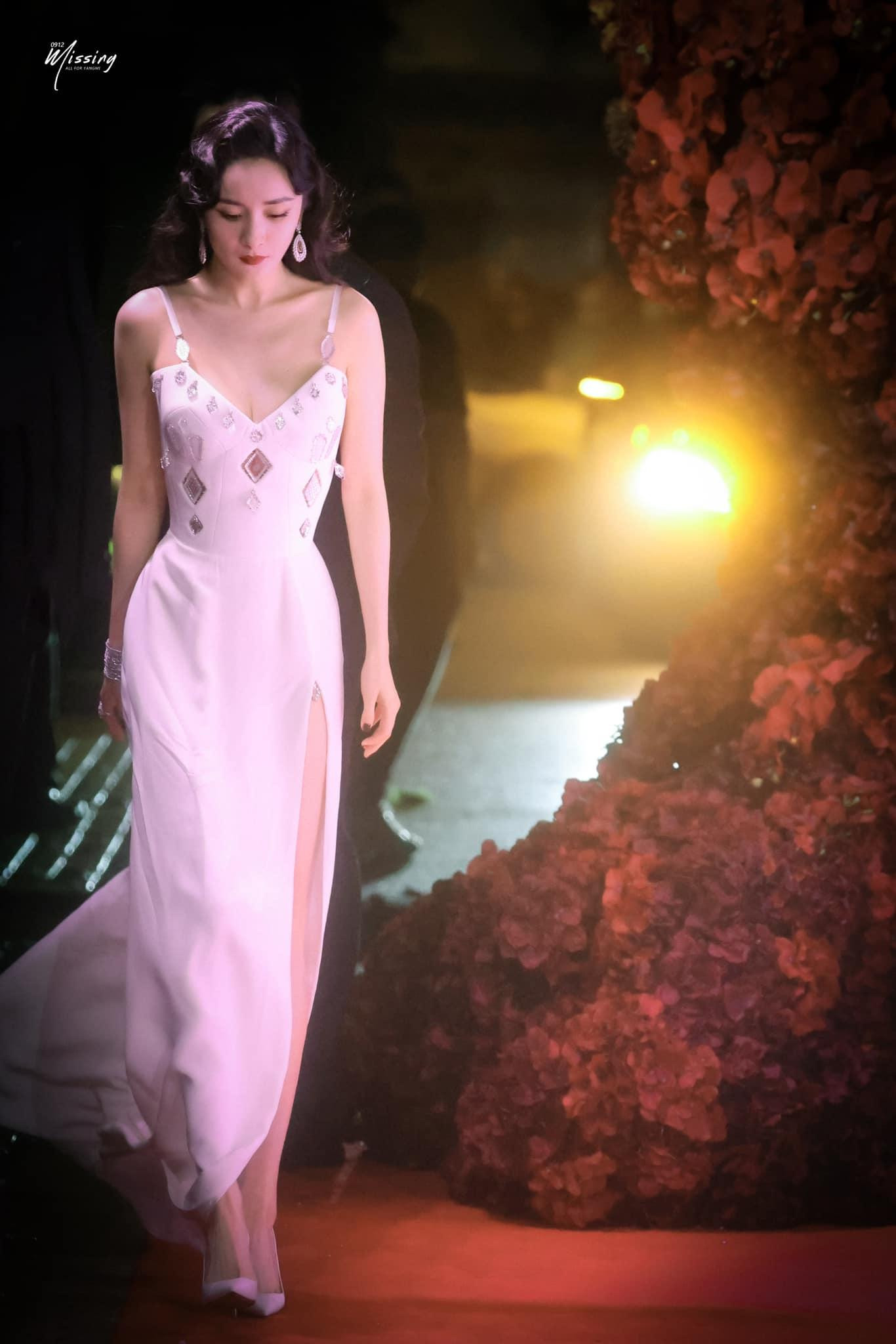 Xuất hiện tại sự kiện, Dương Mịch chiếm trọn spotlight bởi tạo hình đại mỹ nữ yêu kiều theo phong cách retro cổ điển với tóc xoăn, môi đỏ vô cùng nổi bật.