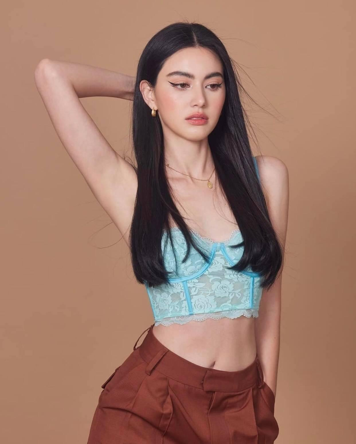 Sở hữu chiều cao 1m75, gương mặt sắc nét, xinh đẹp như búp bê, vòng eo con kiến đáng mơ ước, nữ diễn viên “Tình người duyên ma” là mẫu hình của nhiều cô gái.