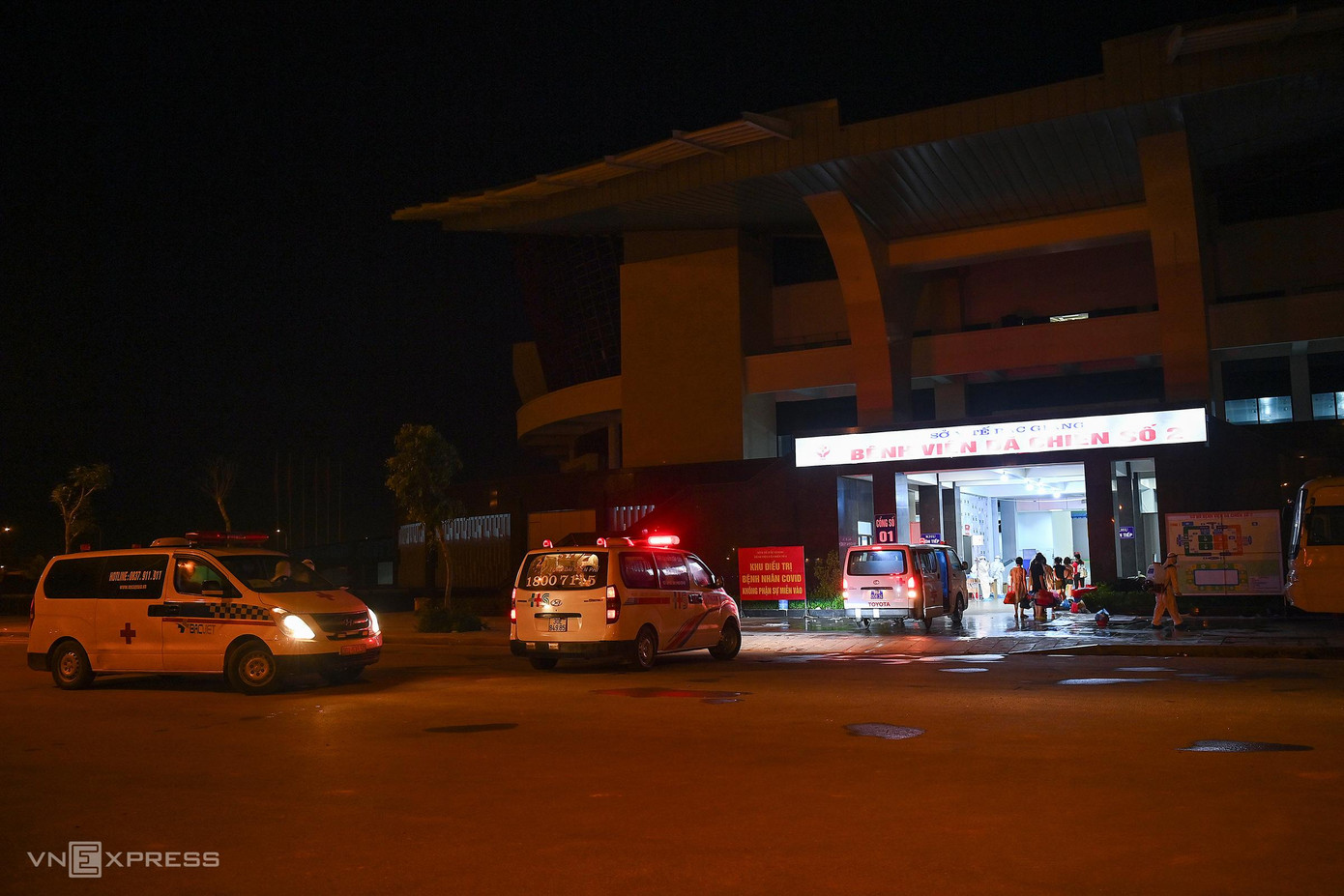 Đêm 27/5, nhiều đoàn xe cấp cứu khởi hành từ Nhà văn hóa thôn Núi Hiểu (xã Quang Châu, huyện Việt Yên) đưa bệnh nhân tới Bệnh viện dã chiến số 2 tỉnh Bắc Giang, cách đó gần 15 km Đêm 27/5, nhiều đoàn xe cấp cứu khởi hành từ Nhà văn hóa thôn Núi Hiểu (xã Quang Châu, huyện Việt Yên) đưa bệnh nhân tới Bệnh viện dã chiến số 2 tỉnh Bắc Giang, cách đó gần 15 km