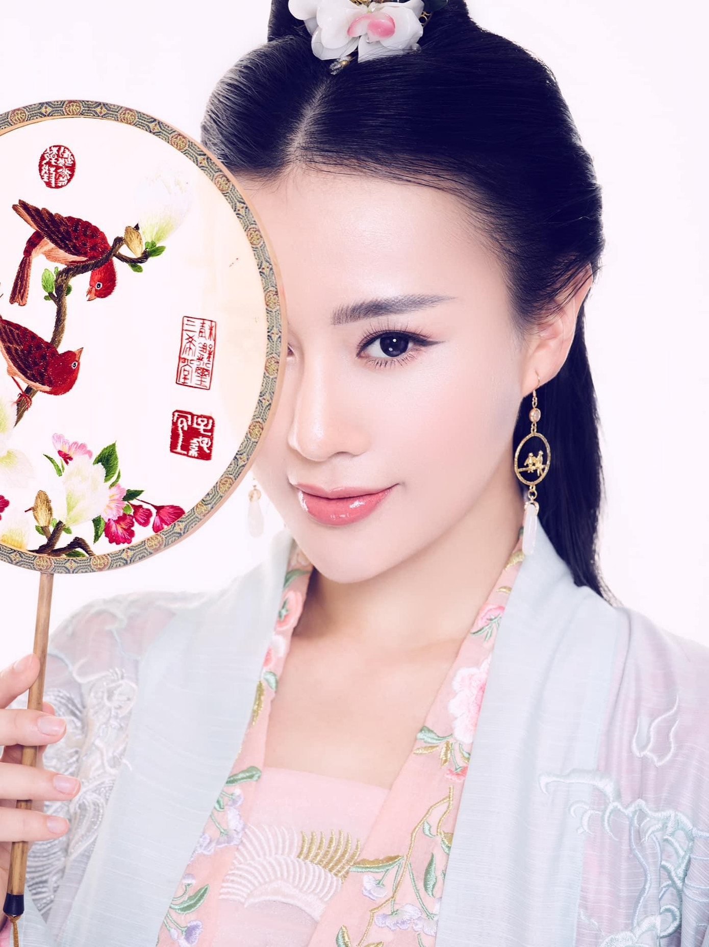 Giữa trào lưu công nghệ, Phương Oanh tung ảnh &quot;hàng thật, giá thật&quot; khiến khán giả xuýt xoa.