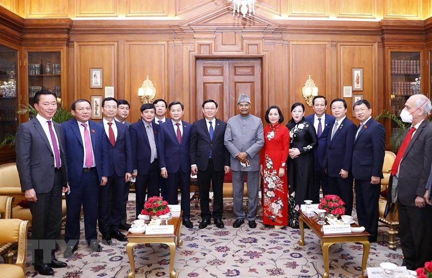 Chủ tịch Quốc hội Vương Đình Huệ và Tổng thống Ấn Độ Ram Nath Kovind với các đại biểu. (Ảnh: Doãn Tấn/TTXVN) Chủ tịch Quốc hội Vương Đình Huệ và Tổng thống Ấn Độ Ram Nath Kovind với các đại biểu. (Ảnh: Doãn Tấn/TTXVN)