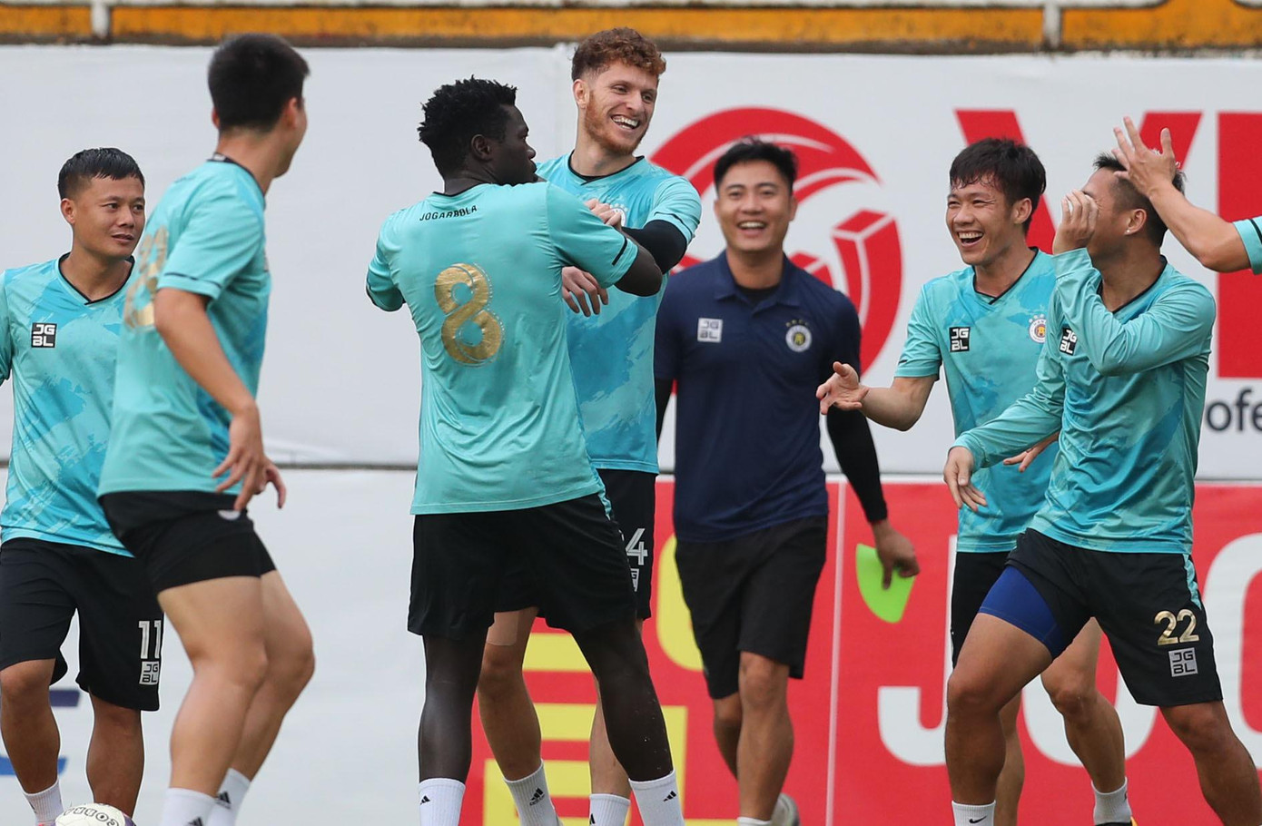 Hà Nội hiện đứng thứ sáu với 13 điểm, kém HAGL chín điểm. Nếu để thua đối trong trong trận đấu ngày mai, cơ hội để Hà Nội vào top 6 đua vô địch ở giai đoạn II là rất mong manh. Trận HAGL - Hà Nội diễn ra lúc 17h Chủ Nhật 18/4, trên VnExpress.