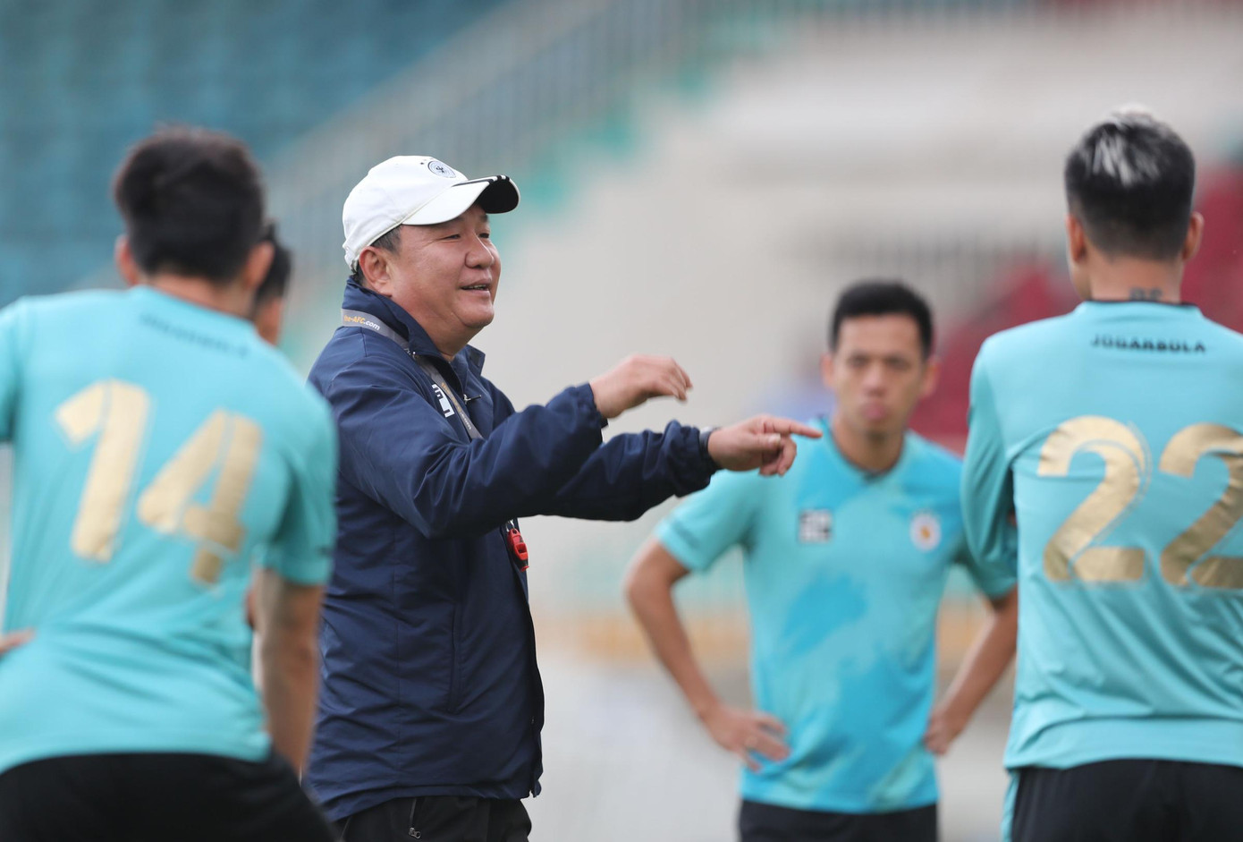 Chiều 17/4, CLB Hà Nội tập làm quen sân Pleiku để chuẩn bị cho trận gặp HAGL vào ngày mai. HLV Hoàng Văn Phúc vẫn là người chỉ đạo buổi tập cho các cầu thủ.