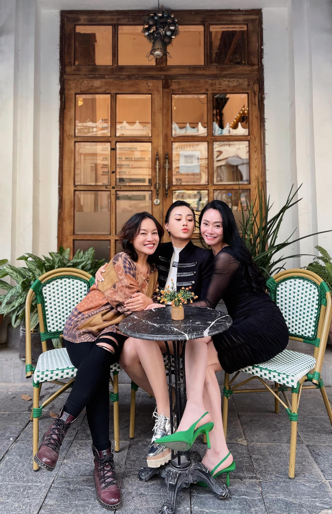 Trong Hương vị tình thân, cả Quách Thu Phương và Tú Oanh đều đóng vai mẹ của Phương Oanh. Sau khi phim đóng máy, các diễn viên vẫn giữ mối quan hệ thân thiết ngoài đời.