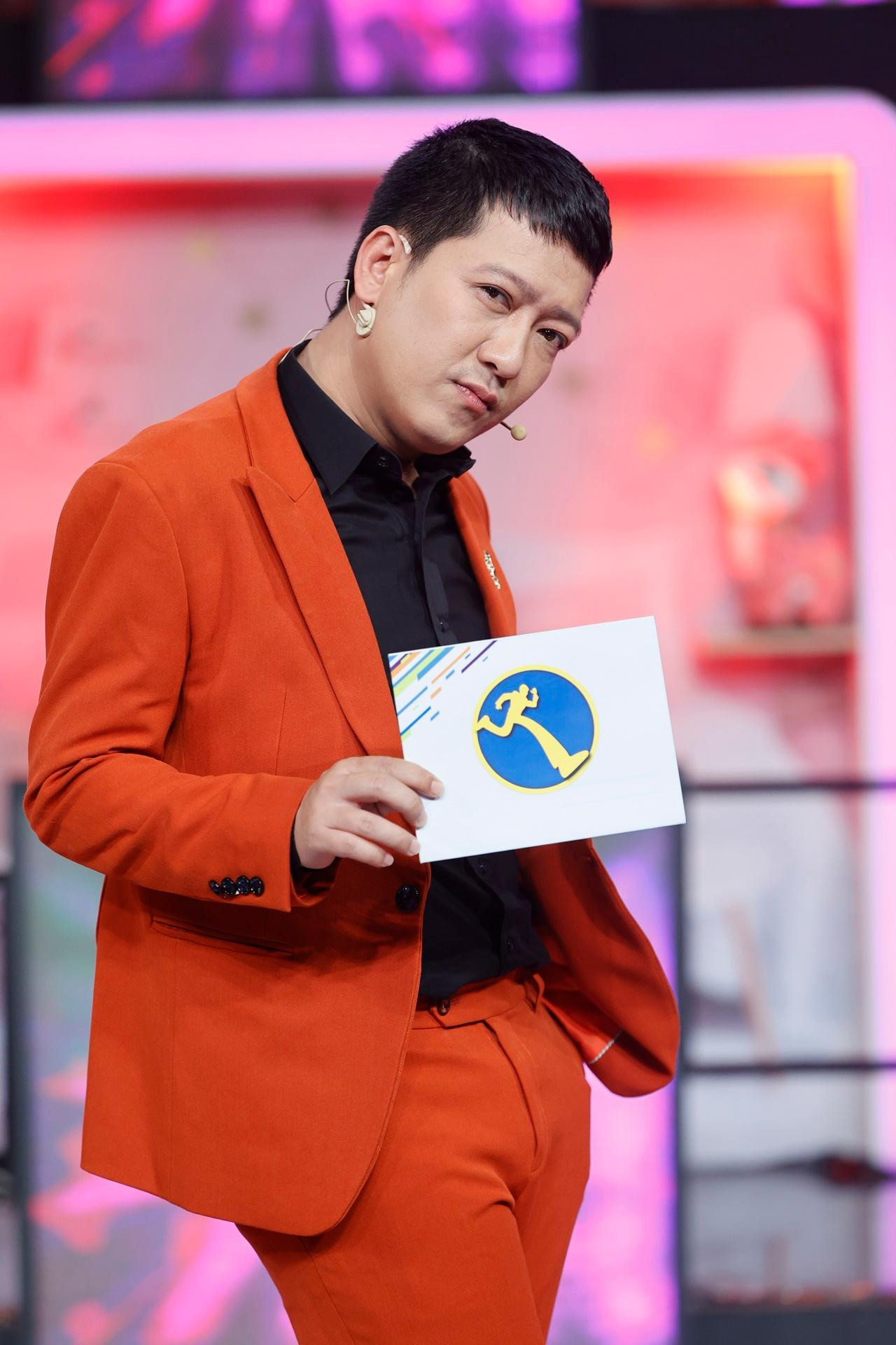 Trái với suy đoán của nhiều người, Trường Giang không hề áp lực khi nhận lời tham gia Running Man Vietnam. Bản thân đã từng tham gia rất nhiều gameshow khác nhau nên những lo ngại về thể lực, sức khỏe không thành vấn đề đối với nam MC. Khi được hỏi: “Trong thang điểm 10, anh tự cho mình bao nhiêu điểm?”, Trường Giang từ tốn trả lời: “Trường Giang chỉ 1 điểm thôi nhưng những con người còn lại, mỗi người cho Trường Giang 1 điểm. Mùa này quý vị sẽ thấy một kiểu chơi mới xuất hiện ở Running Man Vietnam”.