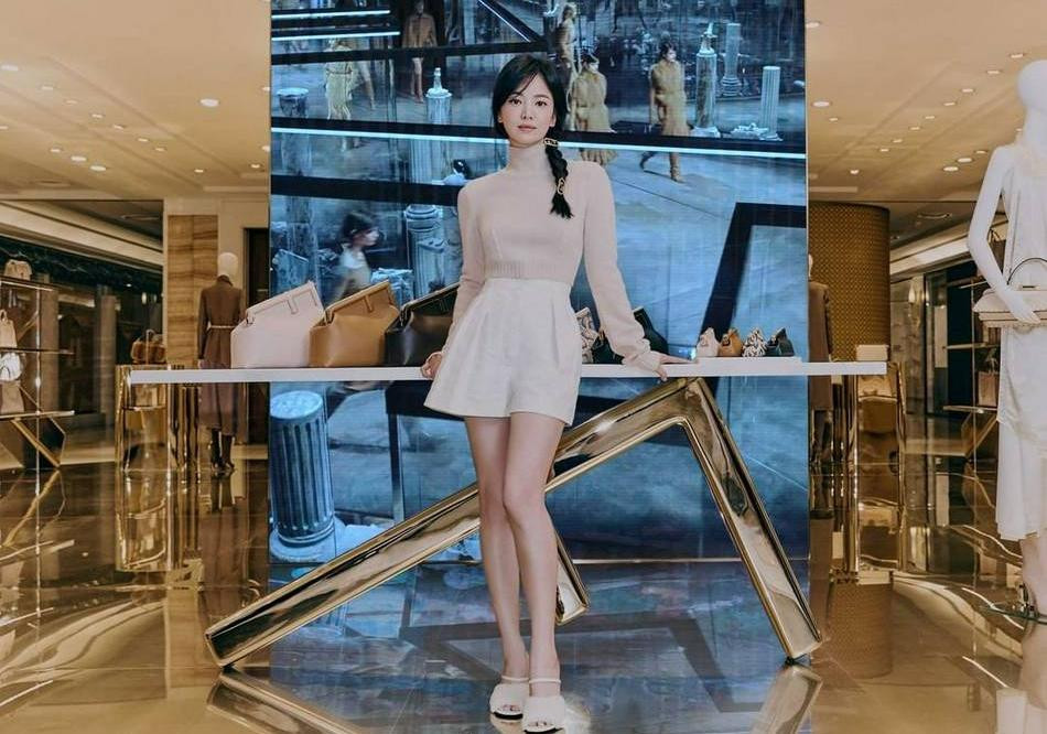 Cô gây hút mắt với đôi chân thon trong trang phục quần short.