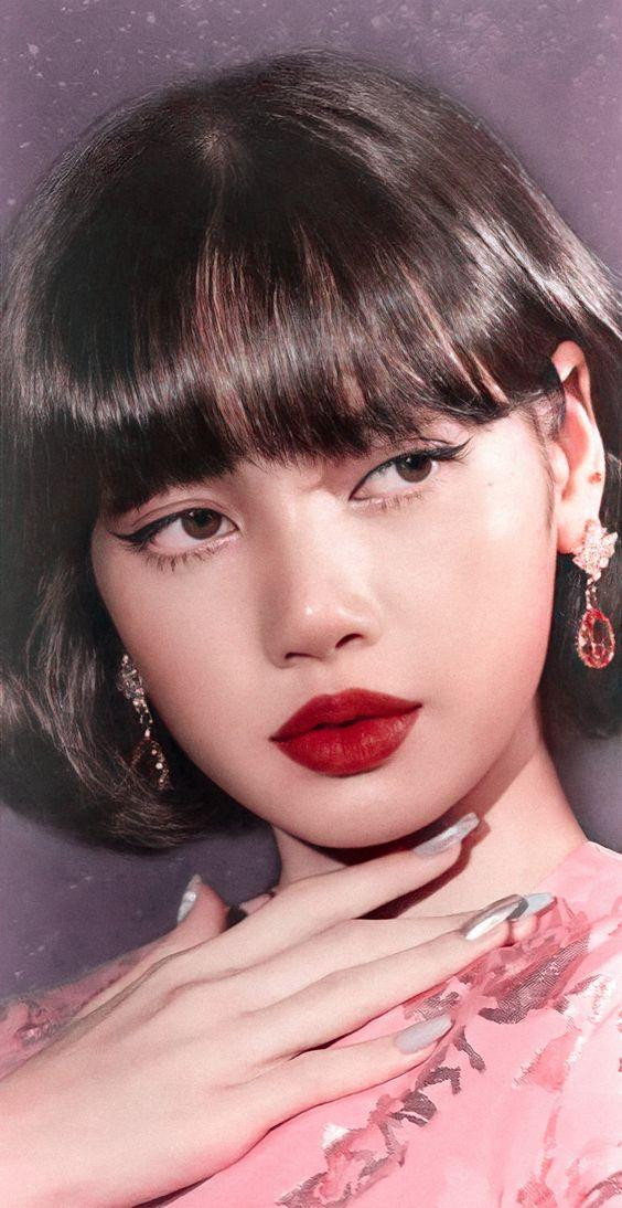 Nhan sắc của cô được ví như búp bê sống.