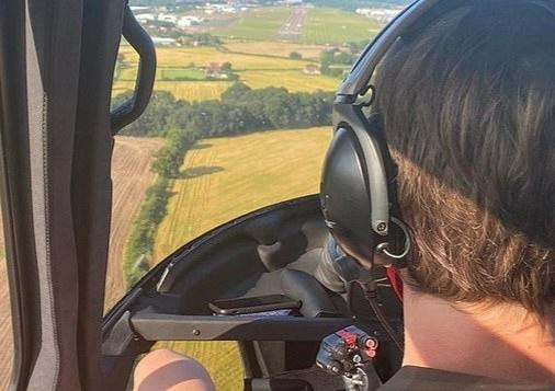 Phi công của Tom Cruise lái trực thăng đưa gia đình tham quan từ trên không. Ảnh: BBC