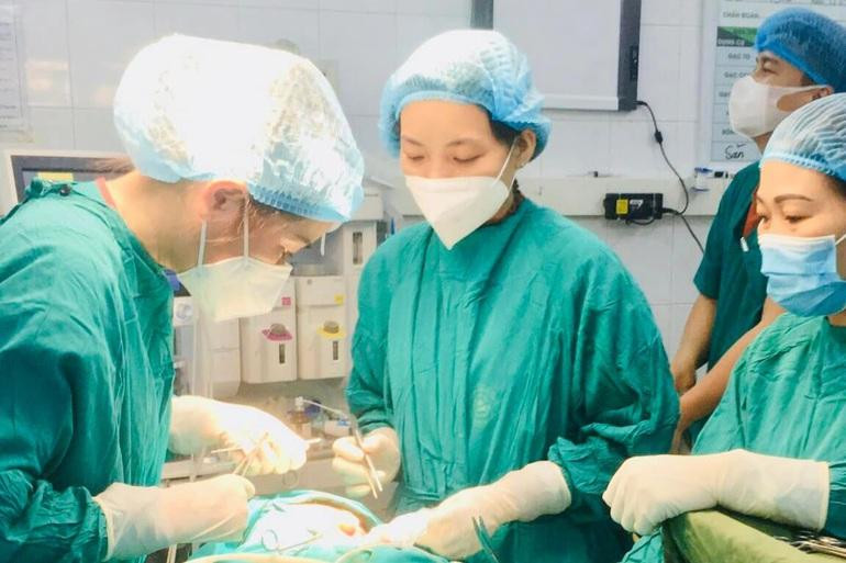 Các bác sĩ phẫu thuật cho 2 cháu nhỏ bị chó dữ tấn công (Ảnh: Bệnh viện cung cấp).