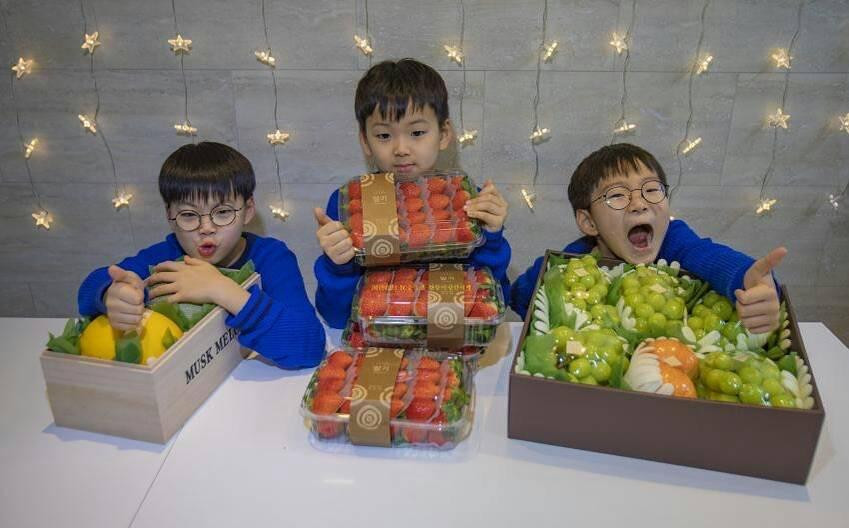 Ba ngôi sao nhí đình đám được hòa nhập với cuộc sống bình thường, thi thoảng sẽ được bố Song Il Gook cho tham gia các hoạt động thiện nguyện và sự kiện.