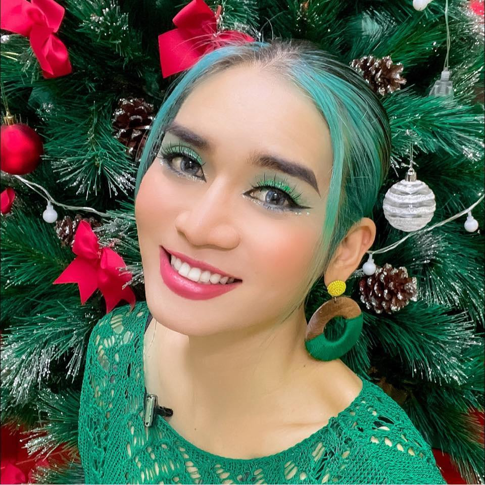 BB Trần đón Giáng sinh bằng một layout không thể lòe loẹt hơn.