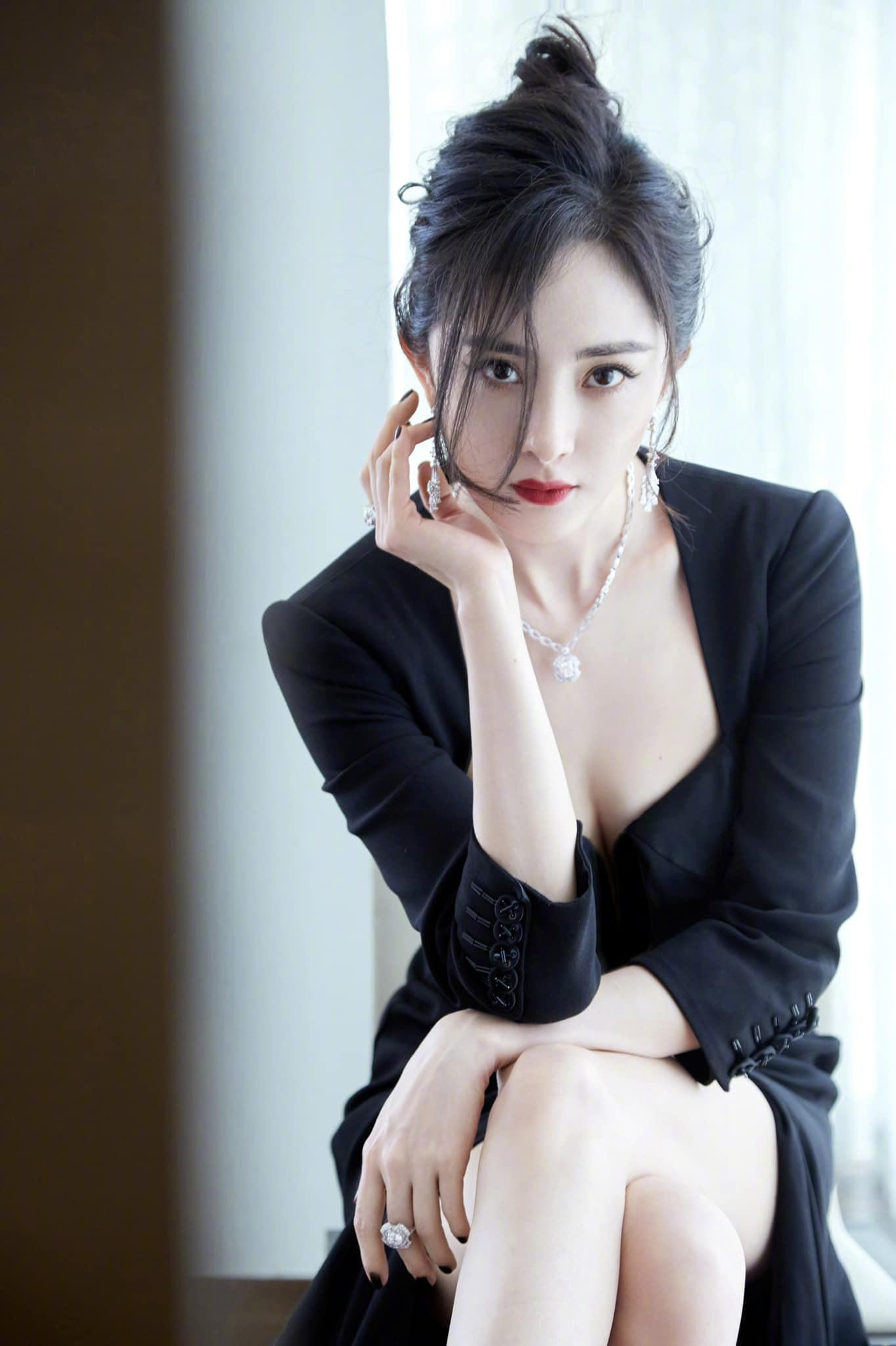 Bộ ảnh thứ hai của mỹ nhân 8x cũng xuất sắc không kém.