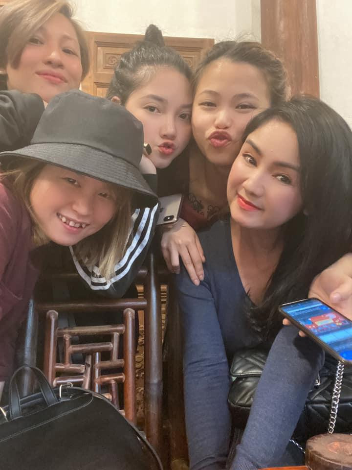 Sau 5 năm vắng bóng trên màn ảnh nhỏ, NSND Thu Hà dành được sự chú ý của khán giả khi vào vai Bạch Cúc trong “Hướng dương ngược nắng”.