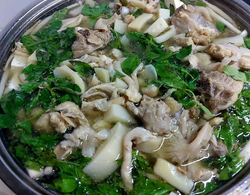 Nhiều người đi du lịch Đà Lạt được ăn món lẩu gà lá é và trở thành fan cuồng (ảnh: Chu Hồng Trang)