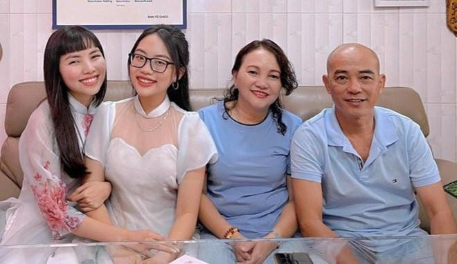 Gia đình Phương Mỹ Chi tự chăm sóc, động viên nhau chữa khỏi COVID-19. Gia đình Phương Mỹ Chi tự chăm sóc, động viên nhau chữa khỏi COVID-19.