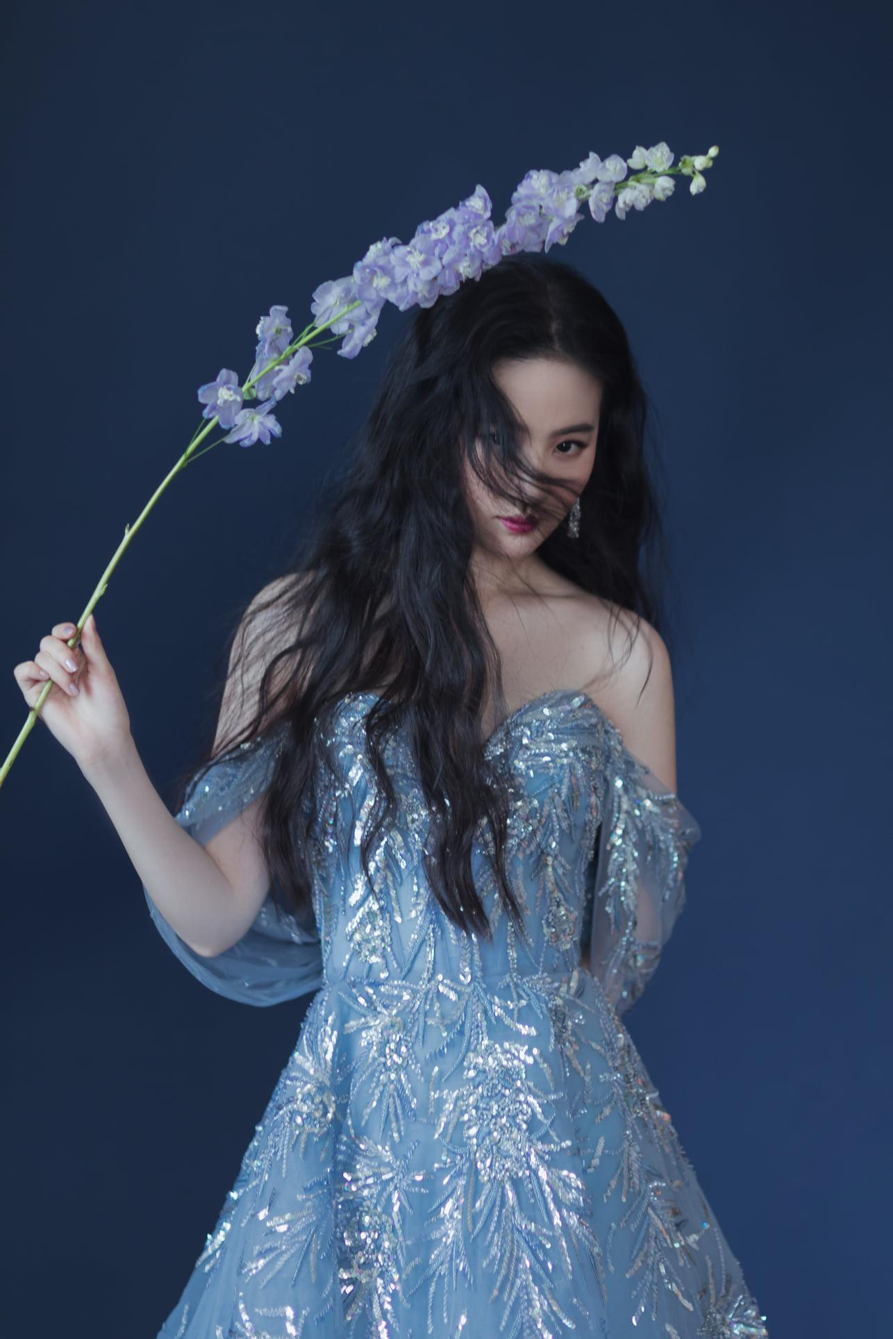 “Hoa Mộc Lan” Lưu Diệc Phi diện mẫu váy trễ vai khoe nước da trắng ngần. Trang phục của nữ diễn viên là mẫu thiết kế mới nhất trong Haute Couture Zuhair Murad 2021 spring.