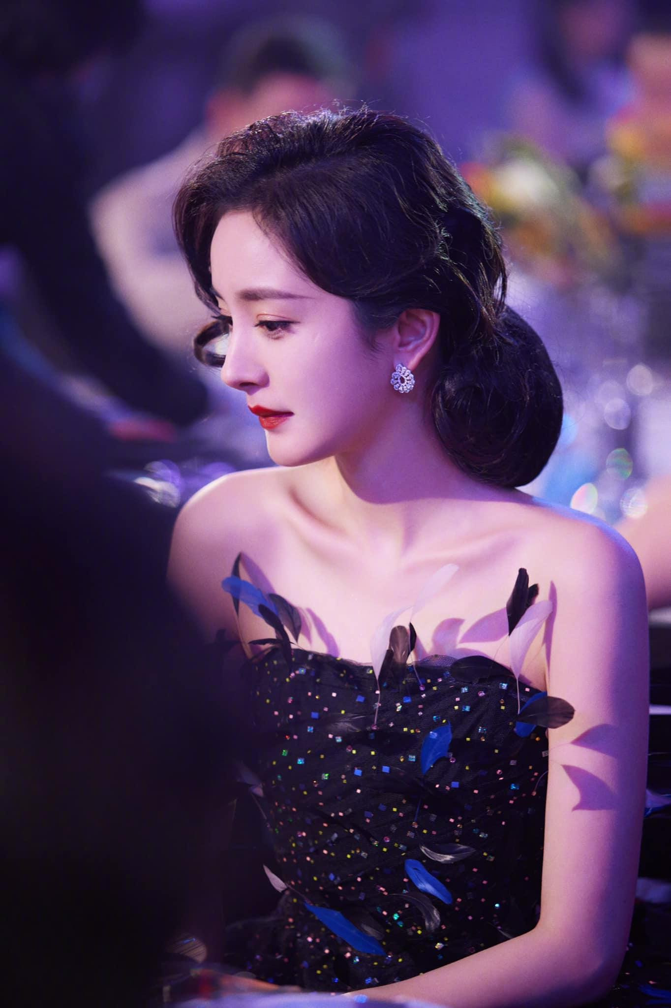 Qua 7 năm, cho đến nay Dương Mịch vẫn không có quá nhiều thay đổi. Nữ diễn viên vẫn luôn biết cách trở thành tâm điểm của đám đông mỗi khi xuất hiện.