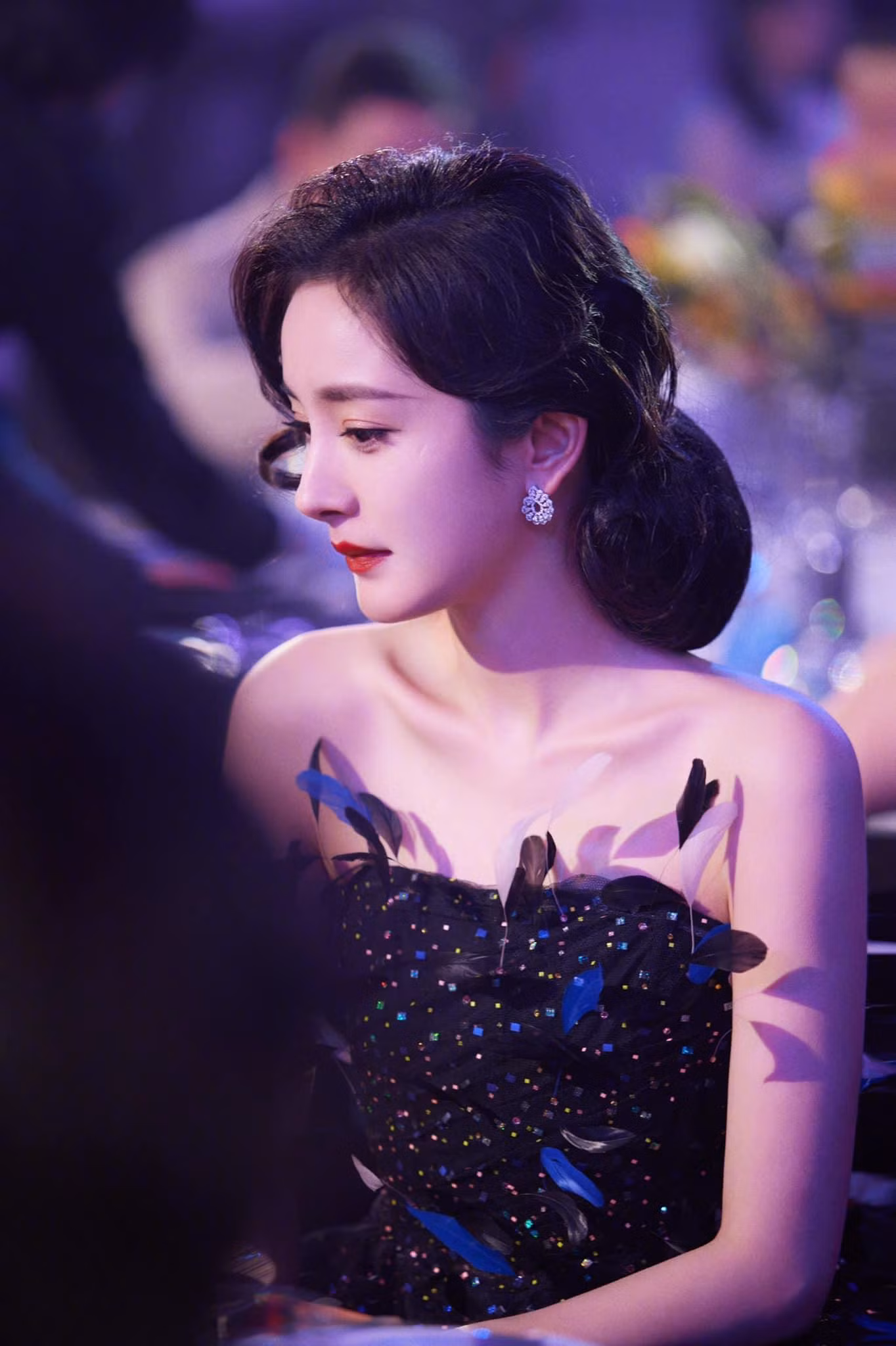 Qua 7 năm, cho đến nay Dương Mịch vẫn không có quá nhiều thay đổi. Nữ diễn viên vẫn luôn biết cách trở thành tâm điểm của đám đông mỗi khi xuất hiện.