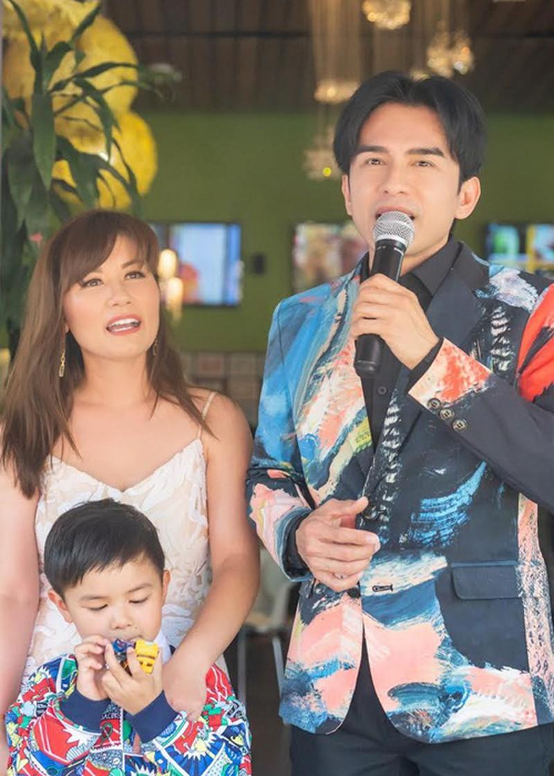 Cách đây một năm, trong một bài phỏng vấn, Thủy Tiên cho hay cô vẫn chưa quen với việc phải chia sẻ cuộc sống cá nhân của mình khi kết hôn với người nổi tiếng như Đan Trường.