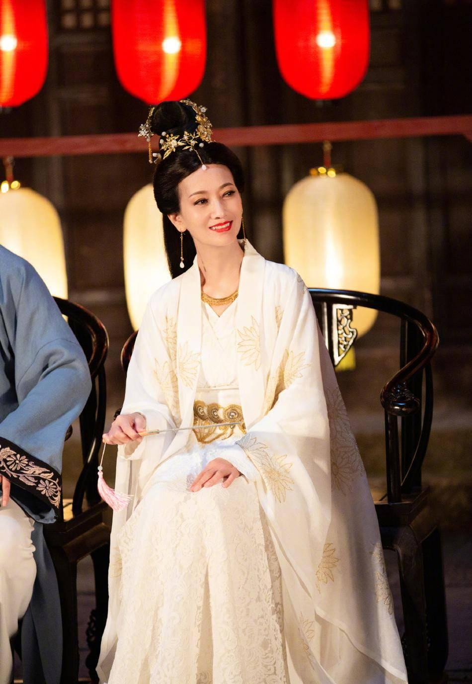 Triệu Nhã Chi được người hâm mộ hết lòng khen ngợi vì vẫn giữ được nhan sắc trẻ trung khiến đàn em ngưỡng mộ. Truyền thông Trung Quốc gọi bà là mỹ nhân không tuổi của showbiz Hoa ngữ