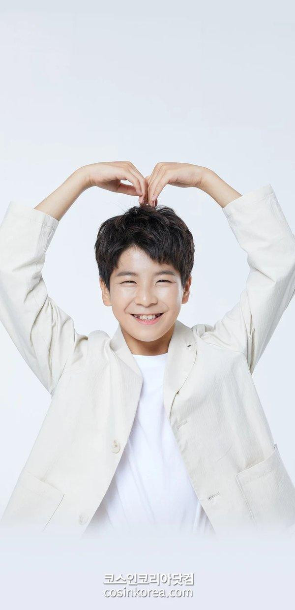 Năm 2020, giọng ca 14 tuổi Jung Dong Won được xếp hạng thứ 5 trong “Mr.Trot” và dành được nhiều danh tiếng nhờ chương trình này. Dong Won đánh bại gần 100 thí sinh khác với điểm số ấn tượng và gần 700.000 phiếu bầu từ khán giả và được nhiều công ty lớn để mắt sau cuộc thi. Năm 11 tuổi, cậu đạt giải thưởng Excellence Award tại cuộc thi hát toàn quốc, trở thành khách mời trong những chương trình show tạp kỹ nổi tiếng. Năm 2020, giọng ca 14 tuổi Jung Dong Won được xếp hạng thứ 5 trong “Mr.Trot” và dành được nhiều danh tiếng nhờ chương trình này. Dong Won đánh bại gần 100 thí sinh khác với điểm số ấn tượng và gần 700.000 phiếu bầu từ khán giả và được nhiều công ty lớn để mắt sau cuộc thi. Năm 11 tuổi, cậu đạt giải thưởng Excellence Award tại cuộc thi hát toàn quốc, trở thành khách mời trong những chương trình show tạp kỹ nổi tiếng.