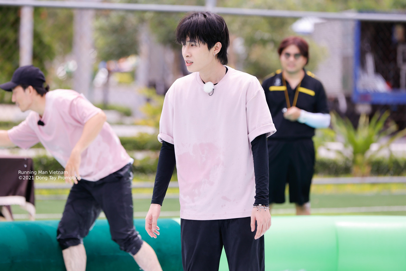 Phần chơi bóng đá trên sân xà phòng. Đây cũng là môn thể thao sở trường của Jack.