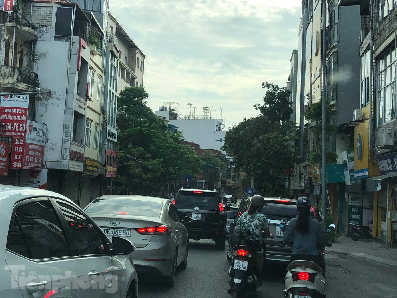 Phố Khâm Thiên đông đúc người và xe.