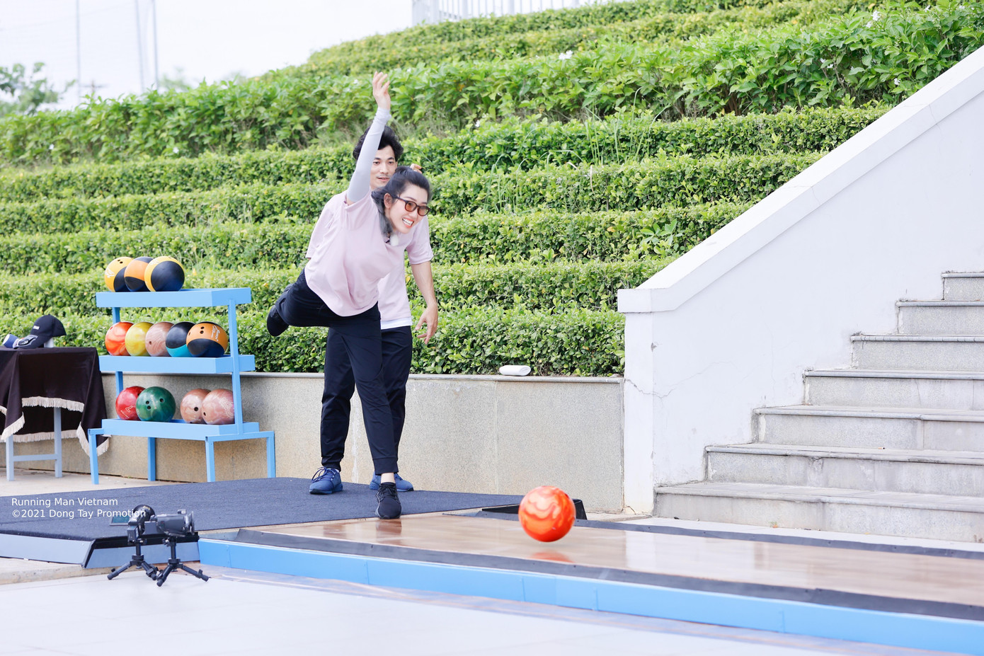 Dù được mệnh danh là “tấm chiếu mới” nhưng Thúy Ngân đã khiến khán giả vô cùng bất ngờ với thể lực của mình ở tập đầu tiên. Khi xem những hình ảnh hé lộ tập 2, chắc hẳn fan của Hoa Săn Mồi sẽ càng háo hức hơn nữa trước cú ném bowling đầy tự tin của cô.