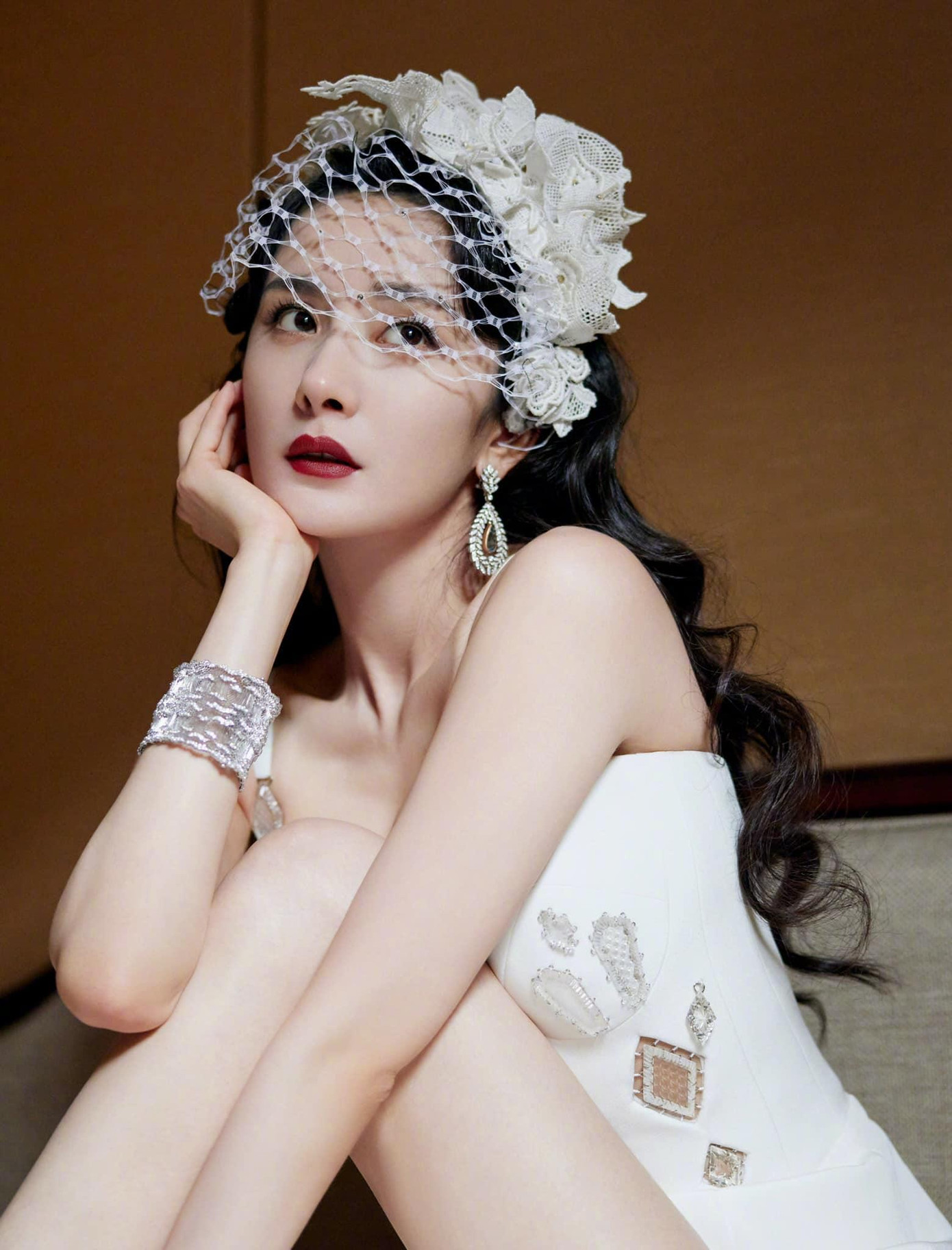 Bộ ảnh này đã giúp Dương Mịch leo top 1 Hot Search Weibo bảng giải trí.