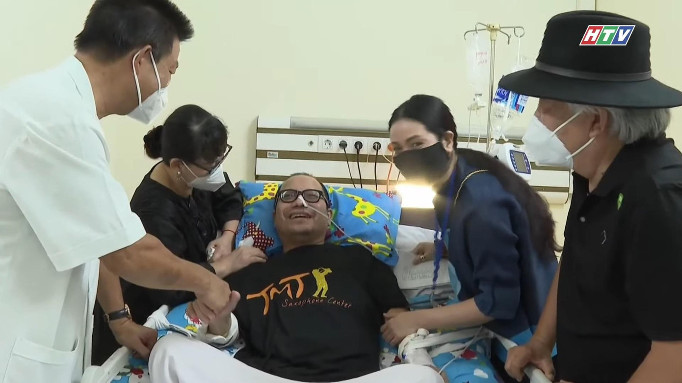 Nụ cười của nghệ sĩ saxophone Trần Mạnh Tuấn trong phóng sự quay ở Bệnh viện Quân y 175.