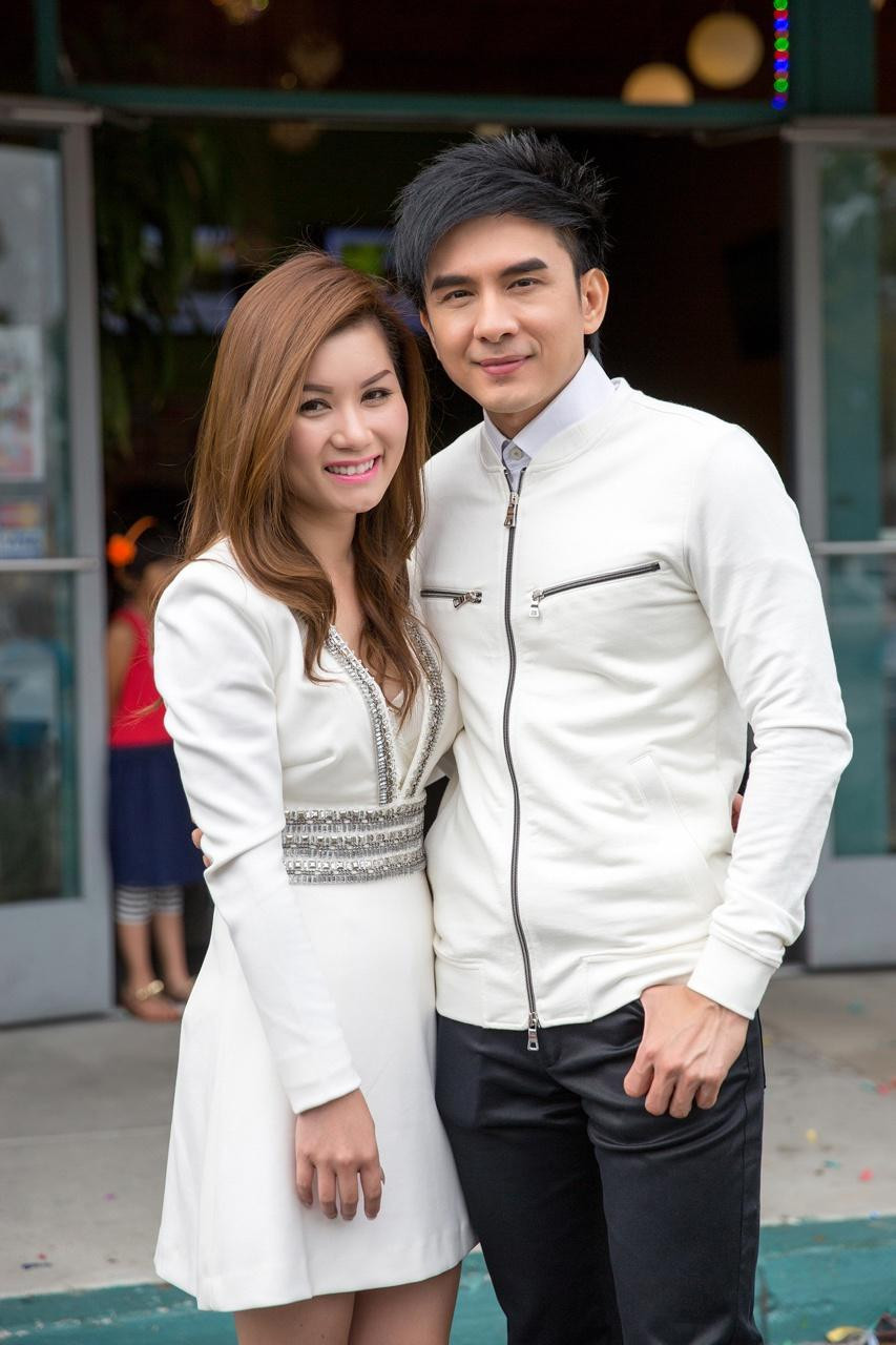 Sáng 18/7, showbiz Việt xôn xao khi ca sĩ Đan Trường và doanh nhân Thủy Tiên thông báo ly hôn sau 8 năm chung sống. Lý do đưa ra là do khoảng cách địa lý đã khiến trái tim hai vợ chồng xa cách nhau và không thể hàn gắn. Thông tin trên đã khiến cho người hâm mộ vô cùng ngỡ ngàng.