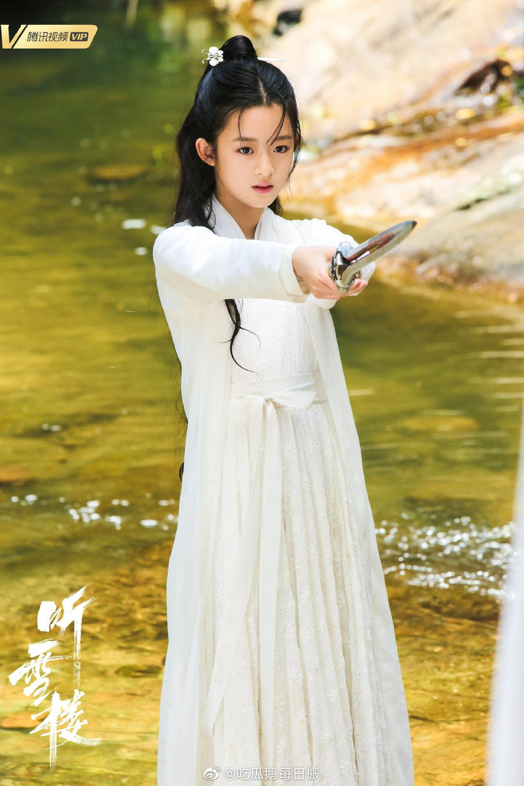 Hoàng Dương Điền Điềm sinh năm 2007, sở hữu ngoại hình cao ráo, sáng sủa, gương mặt xinh xắn, thanh thoát. Cô bé được kỳ vọng sẽ là nữ thần nhan sắc mới của showbiz Hoa ngữ trong tương lai.