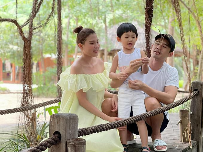 Trước đó, bà xã Lương Thế Thành bị hiểu nhầm mang thai lần hai khi diện đầm rộng. Thúy Diễm phải lên tiếng đính chính: &quot;Hôm qua mặc đầm rộng nhiều người vô hỏi tưởng đang có em bé, hôm nay phải up ảnh mặc đồ hở rốn cho mọi người xem là vẫn chưa”.