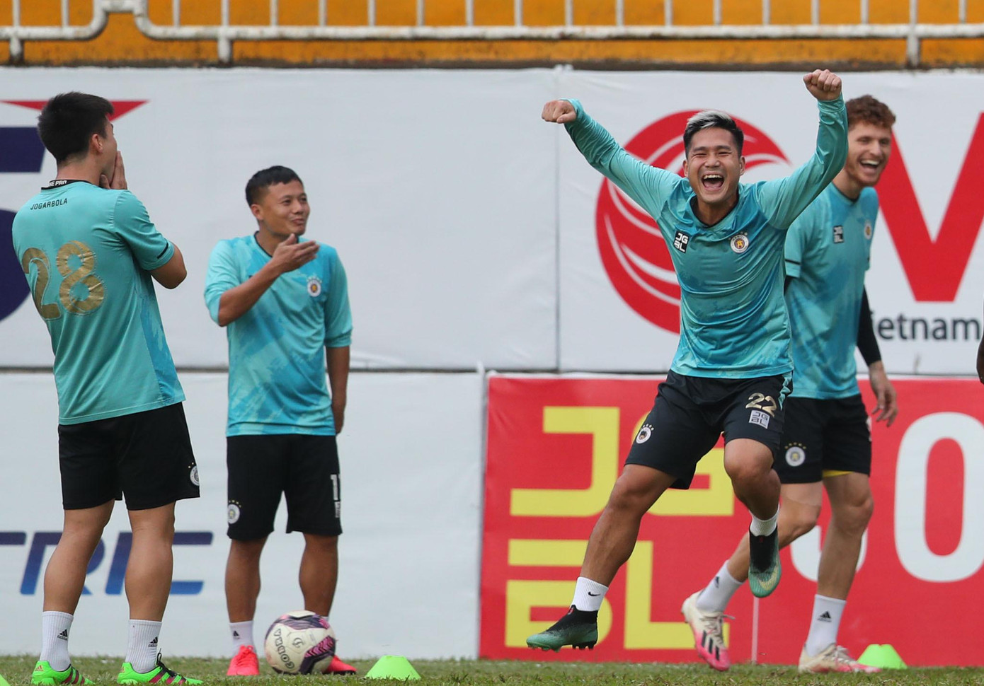 Trời đổ mưa nhẹ trước buổi tập, nhưng không ngăn được không khí vui vẻ lạc quan của các cầu thủ Hà Nội. Đội bóng Thủ đô hành quân lên Pleiku sau khi thắng đậm Quảng Ninh 4-0 ở vòng chín.