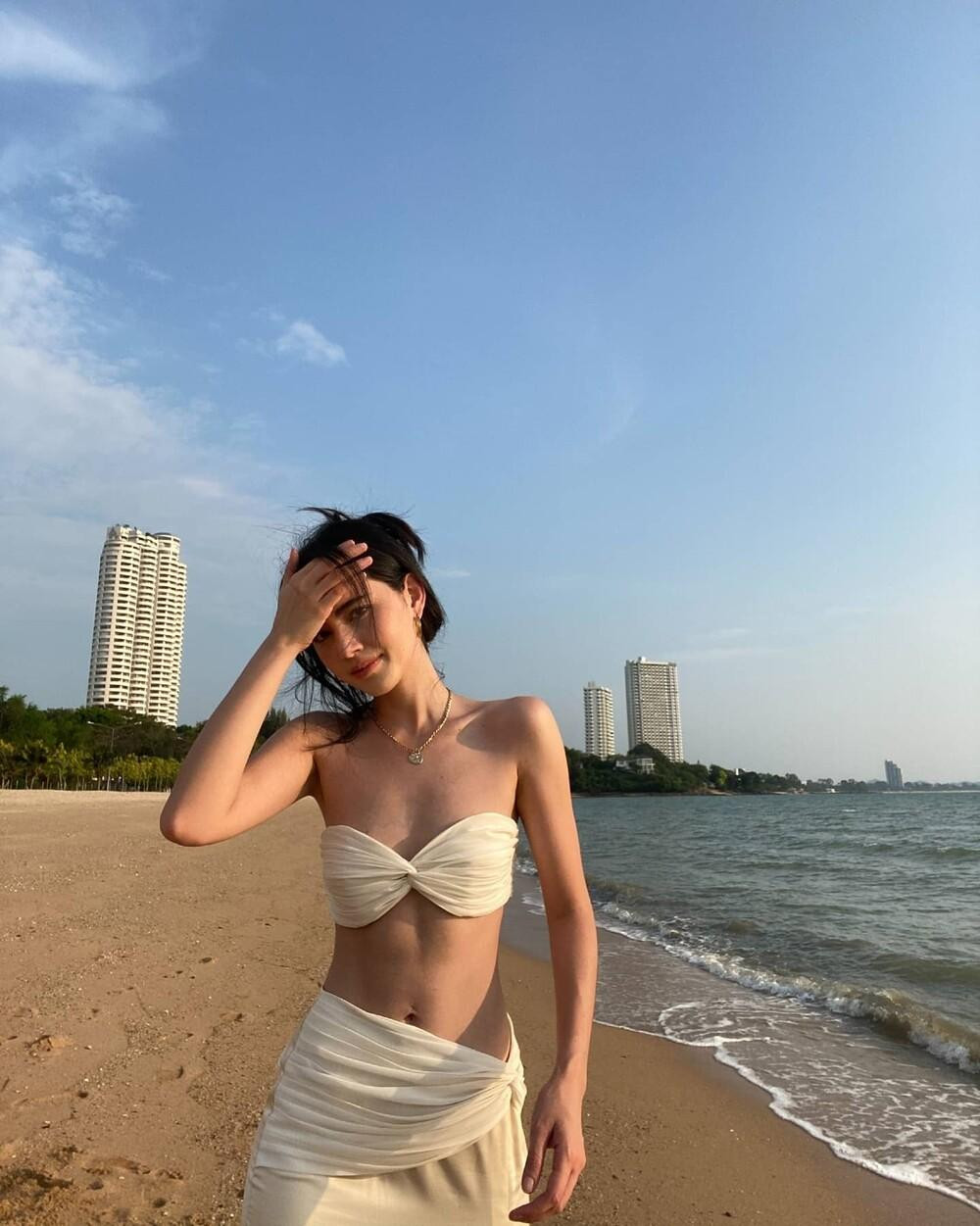 Chỉ sau ít thời gian đăng tải, bộ ảnh của “ma nữ đẹp nhất Thái Lan” dễ dàng đạt được gần 800 nghìn lượt thích cùng hàng nghìn bình luận khen ngợi từ người hâm mộ.