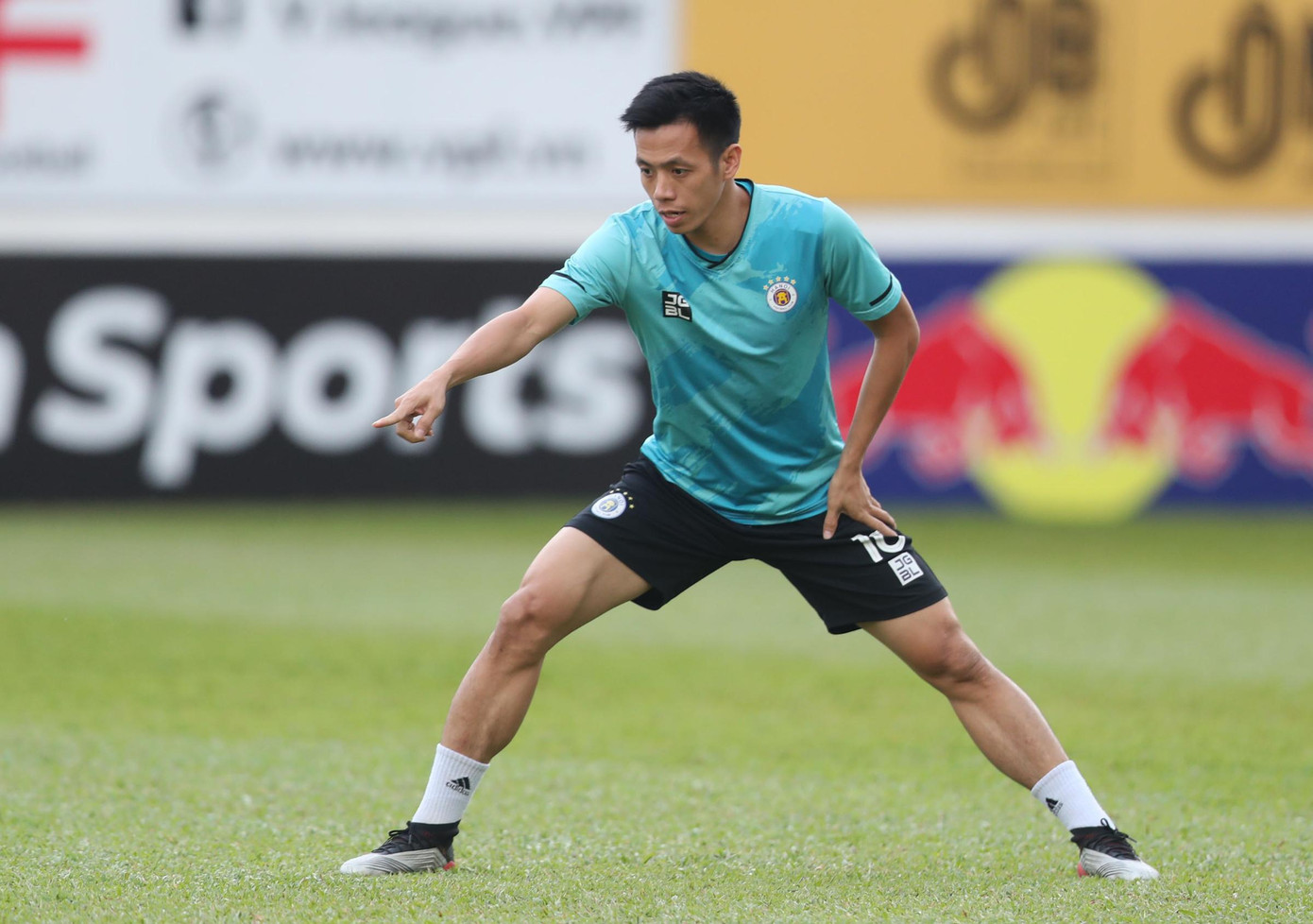 Tiền đạo đội trưởng Nguyễn Văn Quyết sẽ trở lại sau án treo giò hai trận. Quả Bóng Vàng Việt Nam 2020 được chờ đợi sẽ giúp vực dậy tinh thần cho các đồng đội sau giai đoạn khó khăn vừa qua.