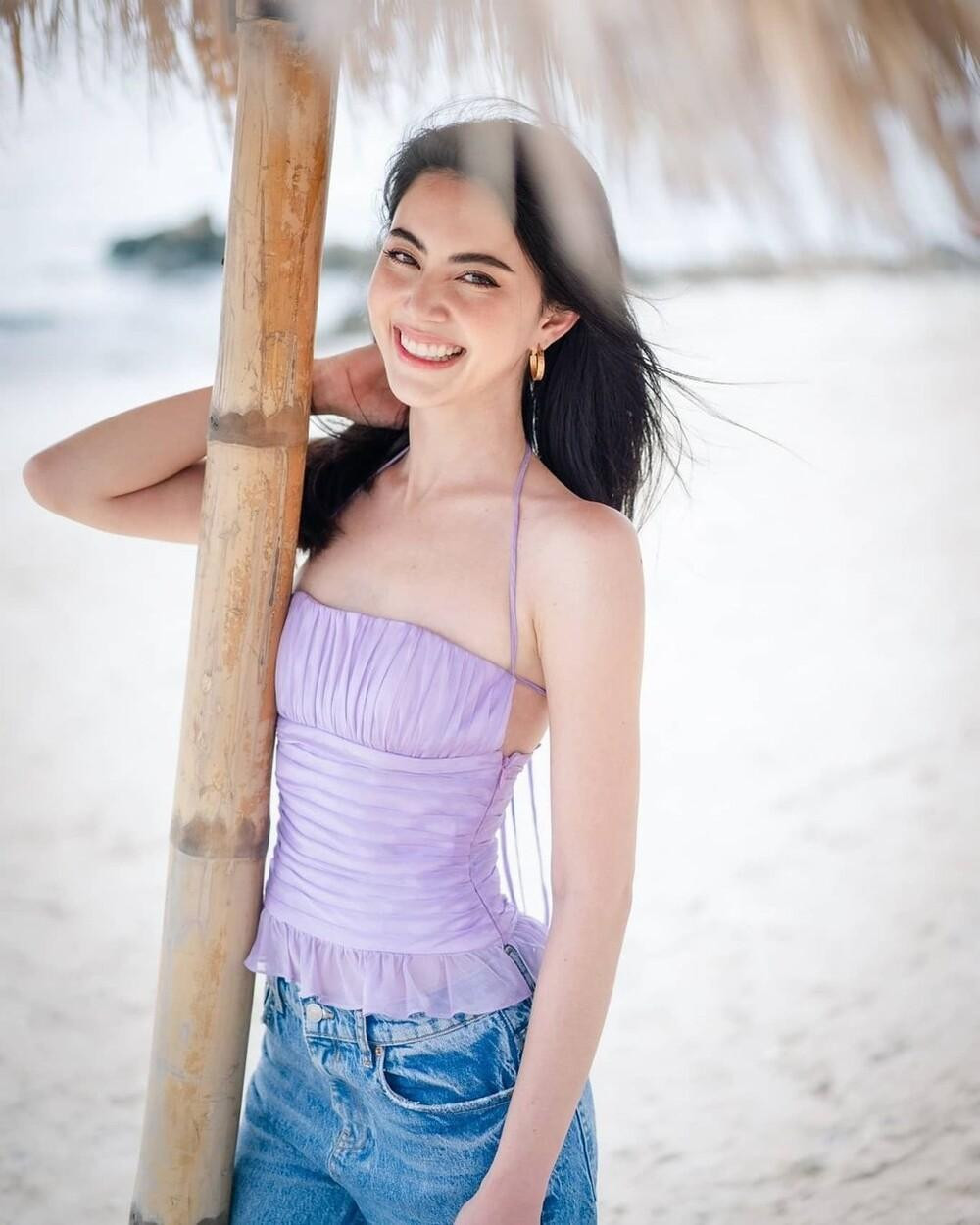 Cô chuộng những kiểu áo hai dây, bó sát khoe đường cong cơ thể