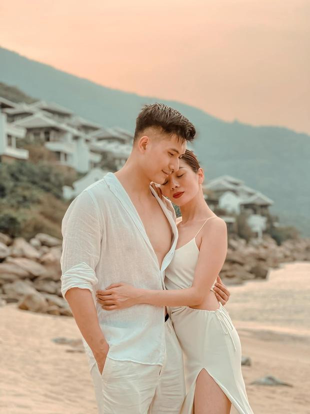 Mới nhất, Lệ Quyên đón sinh nhật tuổi 40 cùng với tình trẻ Lâm Bảo Châu tại một khu nghỉ dưỡng sang trọng. Cô không ngại ngần chia sẻ những hình ảnh thân mật, tình cảm cùng bạn trai kém 12 tuổi. Cặp đôi đón nhận được nhiều lời chúc phúc từ bạn bè, đồng nghiệp và cộng đồng mạng