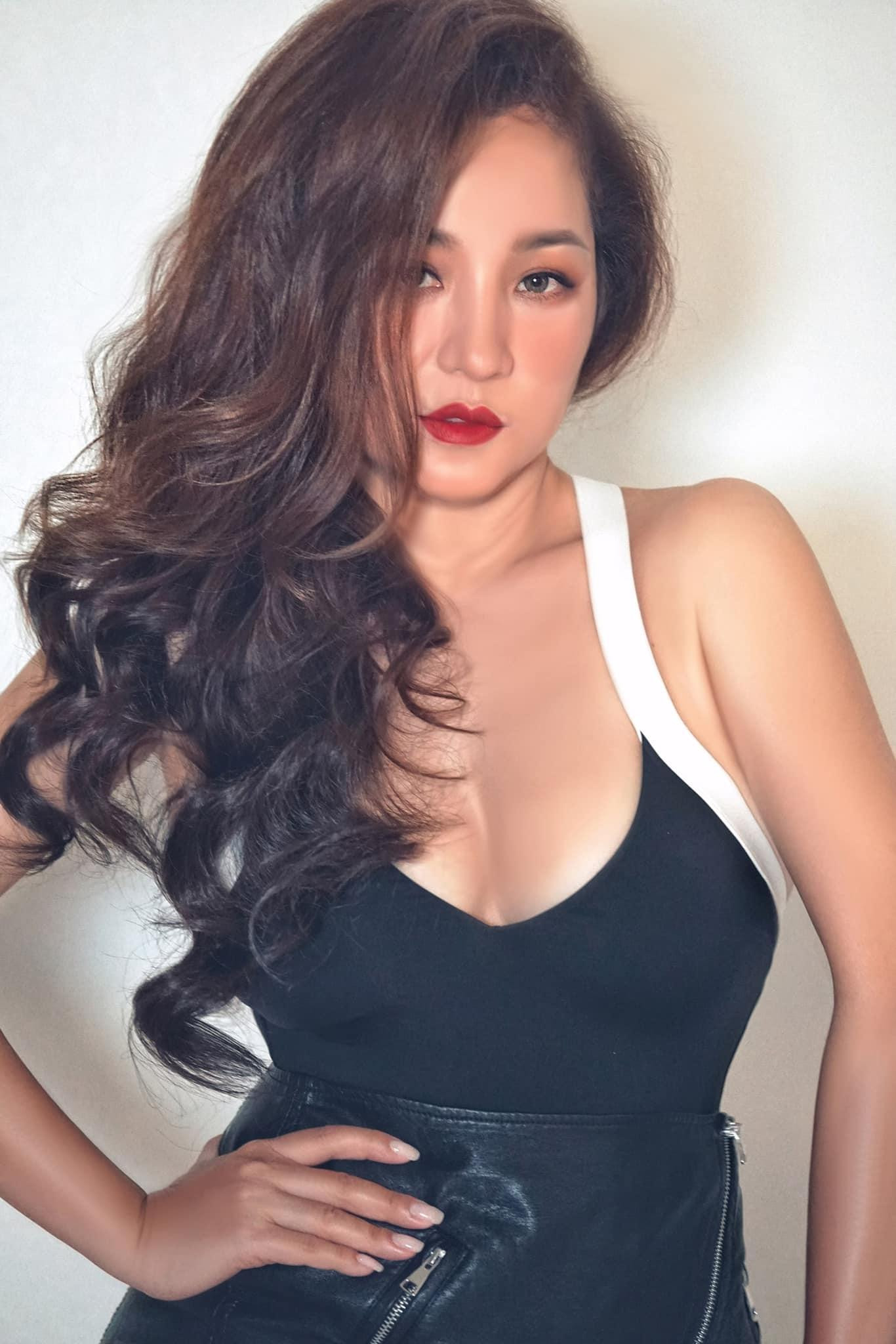 Thời điểm chụp hình là 1 rưỡi sáng nhưng bà mẹ một con vẫn tràn đầy năng lượng. Lâu ngày không chụp hình, Thúy Nga cho hay cô khá thiếu tự tin.