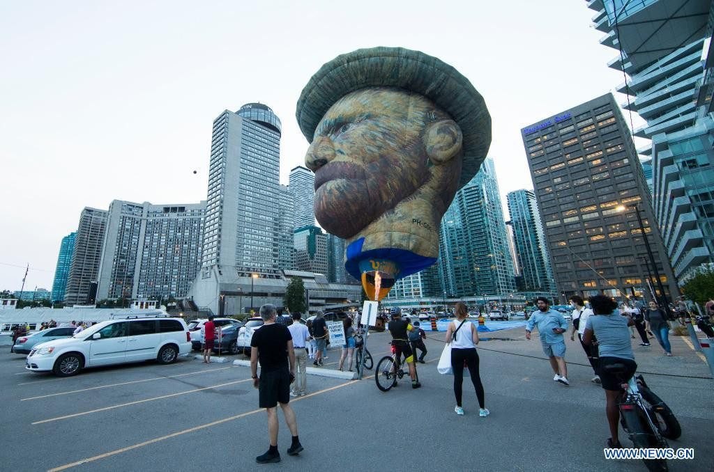 Cư dân mạng thích thú nhận xét phiên bản khinh khí cầu của Vincent van Gogh có đầy đủ hai bên tai. Thực tế, danh họa người Hà Lan đã tự cắt một bên tai trái của mình trong một cơn quẫn trí vào những năm cuối đời.