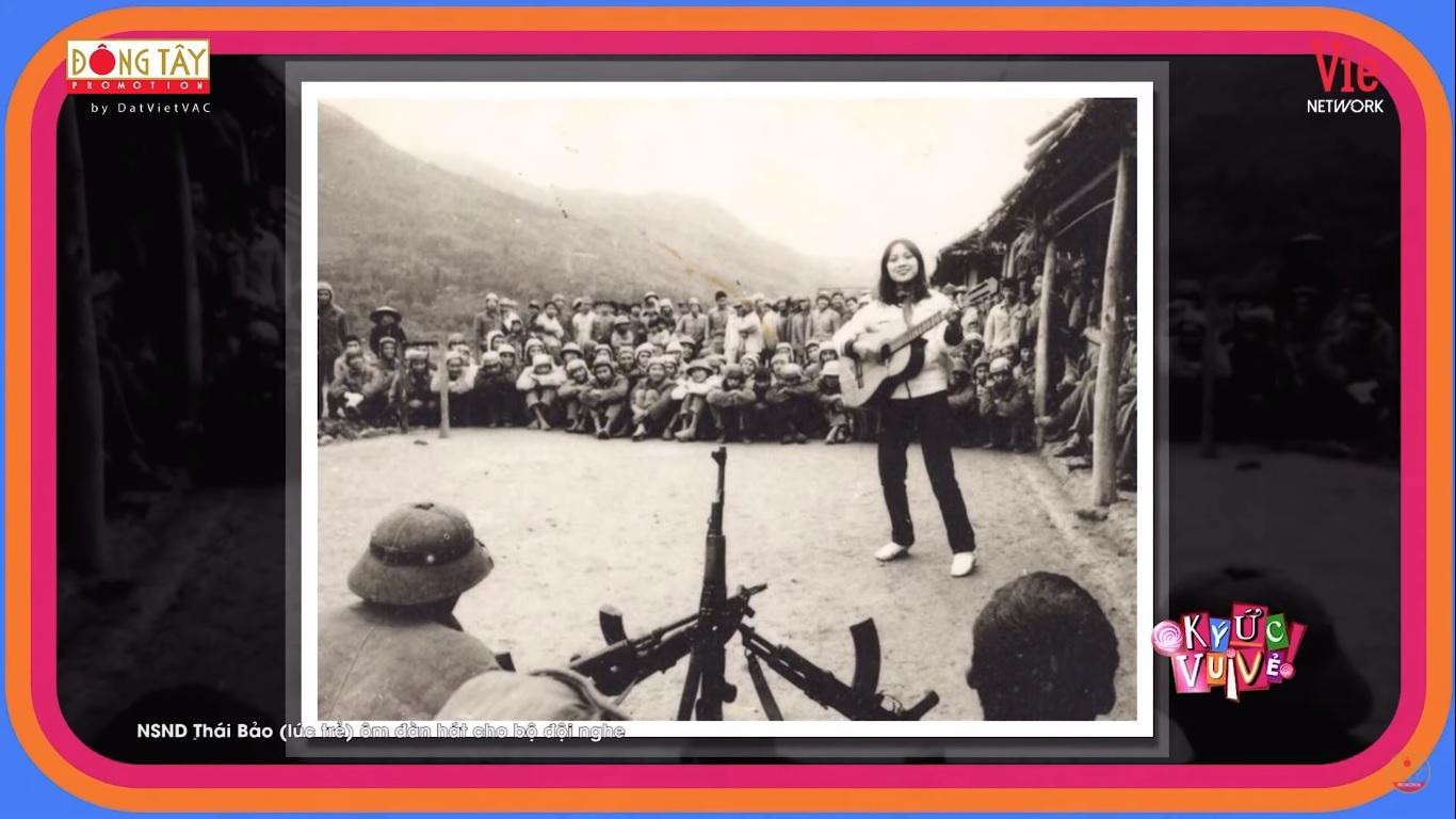 NSND Thái Bảo (lúc còn trẻ) ôm đàn hát cho bộ đội nghe