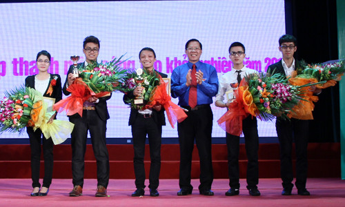 Tại lễ vinh danh, anh Phan Văn Mãi cũng trao bằng khen và cúp lưu niệm cho các đội đoạt giải trong cuộc thi 