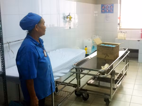 Phòng súc rửa dạ dày nơi bệnh nhân T, bị nhóm côn đồ tấn công