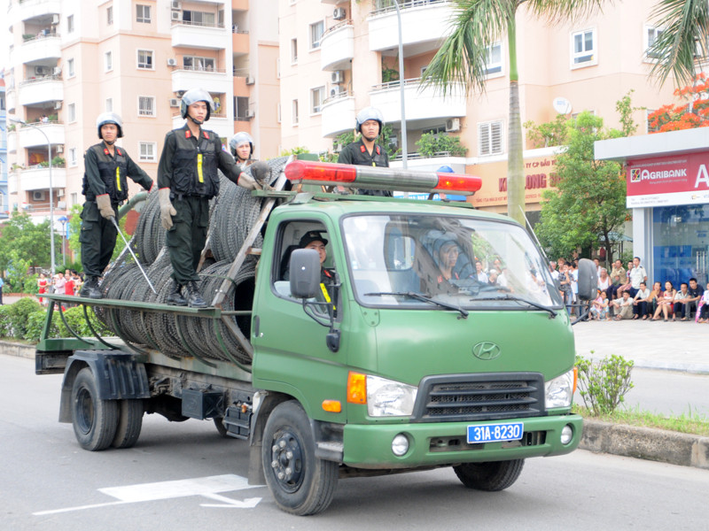 Những chiếc xe ô tô chuyên dụng chở dây thép gai bảo vệ hiện trường