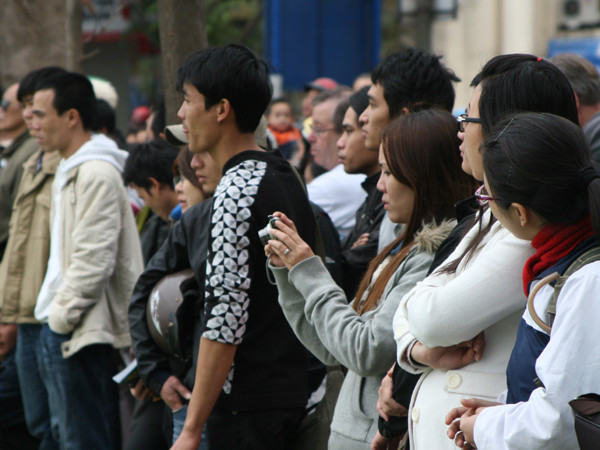 Nhiều người dân đứng kín ven hồ