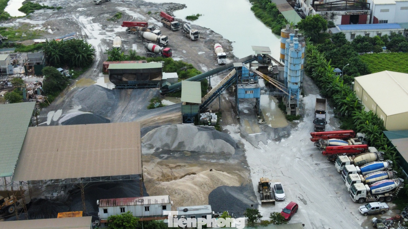 Cũng theo lãnh đạo phường Đồng Mai, trạm trộn bê tông để phục vụ cho việc xây dựng dự án, tuy nhiên dự án chậm triển khai nên yêu cầu dừng hoạt động. Thế nhưng, người dân khu vực cho biết trạm bê tông này hoạt động suốt nhiều năm qua gây ô nhiễm, ảnh hưởng nghiêm trọng đến cuộc sống người dân. Theo ghi nhận của PV ngày 26/6, trạm bê tông Phúc Thành vẫn hoạt động rầm rộ, nhiều xe bồn của Cty Phúc Thành vẫn nối đuôi nhau ra vào tấp nập...
