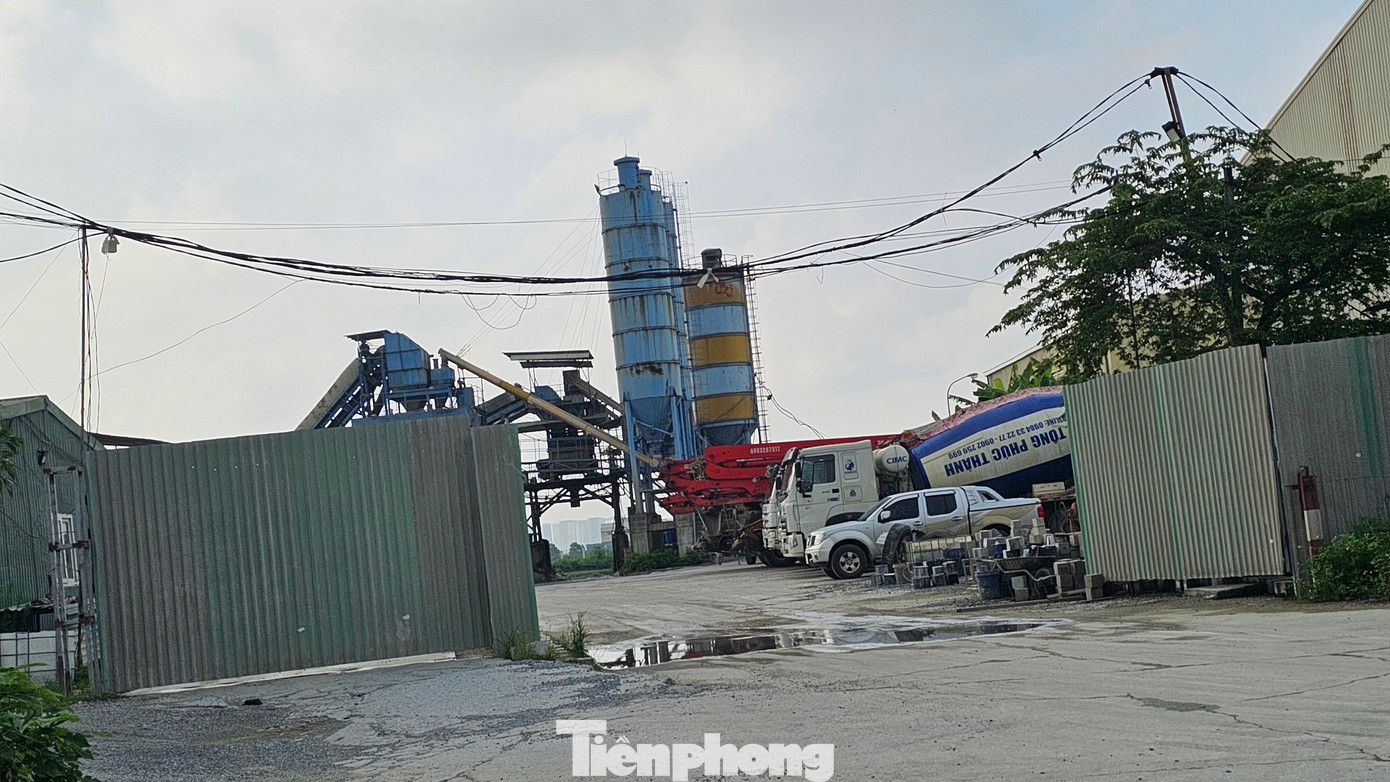 Xác nhận với PV Tiền Phong, ông Lê Quang Thoan - Chủ tịch UBND phường Đồng Mai cho biết: UBND phường, Phòng Cảnh sát điều tra tội phạm về tham nhũng, kinh tế, buôn lậu - Công an TP Hà Nội cùng Đội quản lý trật tự xây dựng quận, Cty Phúc Thành đã làm việc để cung cấp hồ sơ, tài liệu liên quan cũng như quá trình hoạt động của trạm bê tông, đồng thời lập biên bản làm việc. Trong đó, yêu cầu Cty Phúc Thành tự tháo dỡ các công trình vi phạm, trả lại tình trạng ban đầu của đất.