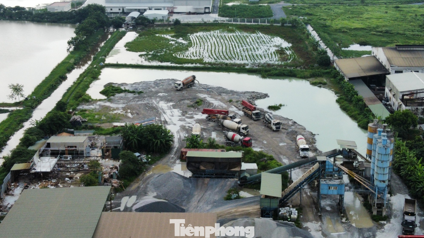 Về hoạt động của trạm bê tông Phúc Thành, đại diện chủ đầu tư cho biết khoảng năm 2016, có cho Cty Phúc Thành mượn đất trong dự án để làm trạm trộn bê tông phục vụ cho việc xây dựng dự án. Tuy nhiên, do vướng mắc dự án chưa thể triển khai nên phía công ty đã nhiều lần có văn bản yêu cầu Cty Phúc Thành di dời trạm trộn bê tông ra khỏi dự án nhưng đến nay phía Cty Phúc Thành vẫn chưa chịu di dời để trả lại mặt bằng dự án.
