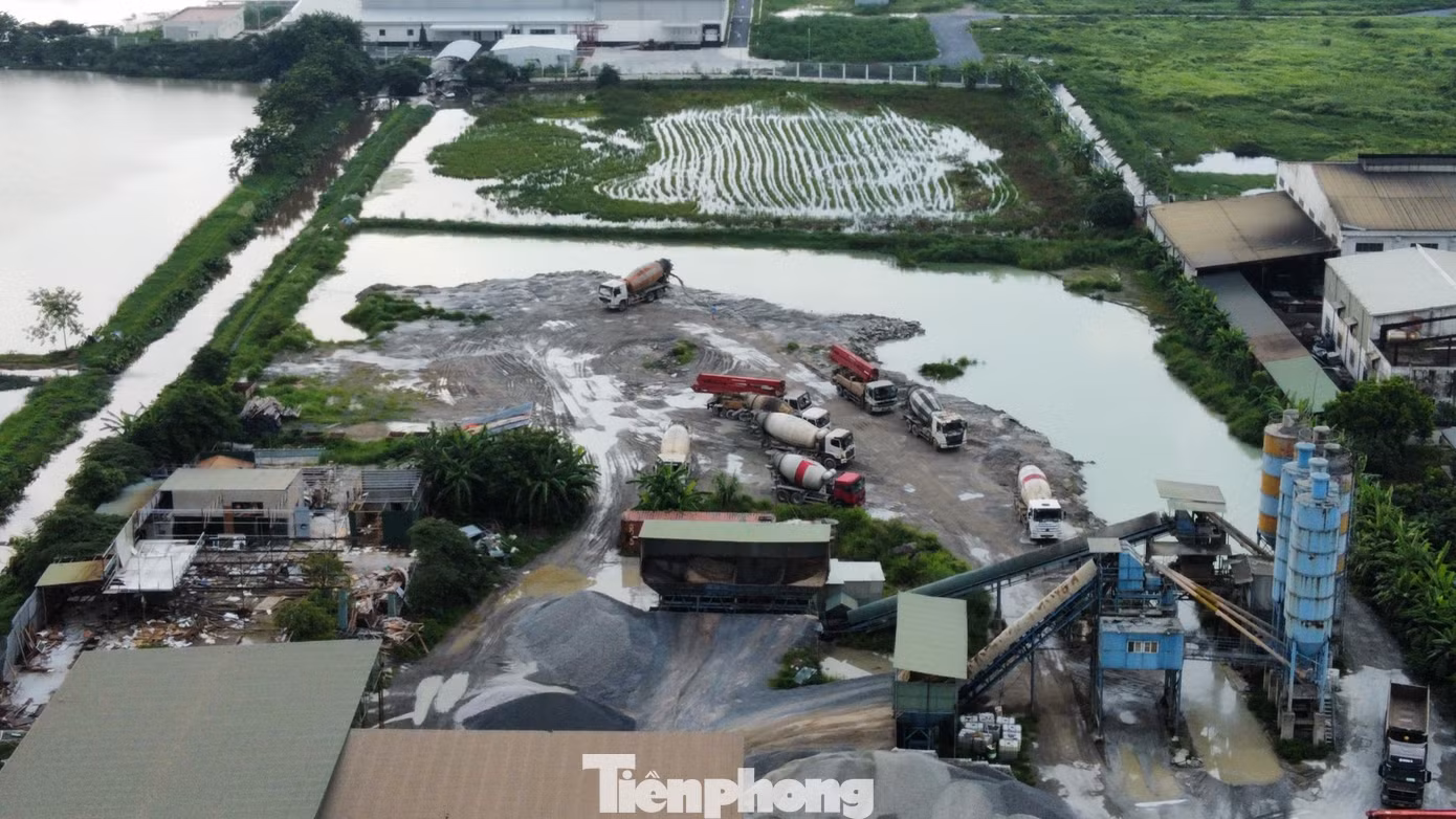Về hoạt động của trạm bê tông Phúc Thành, đại diện chủ đầu tư cho biết khoảng năm 2016, có cho Cty Phúc Thành mượn đất trong dự án để làm trạm trộn bê tông phục vụ cho việc xây dựng dự án. Tuy nhiên, do vướng mắc dự án chưa thể triển khai nên phía công ty đã nhiều lần có văn bản yêu cầu Cty Phúc Thành di dời trạm trộn bê tông ra khỏi dự án nhưng đến nay phía Cty Phúc Thành vẫn chưa chịu di dời để trả lại mặt bằng dự án.