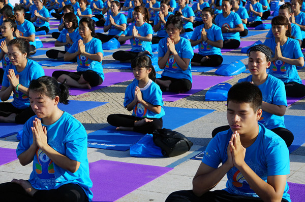 Hơn 400 người Nha Trang đồng diễn Yoga ảnh 9
